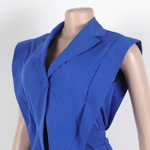 Detailansicht eines blauen ärmellosen Jumpsuits mit V-Ausschnitt und schmaler Passform