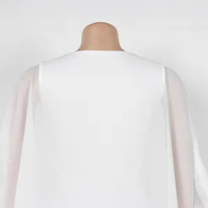 Vista posterior detallada de un elegante vestido de capa de gasa blanca en un maniquí