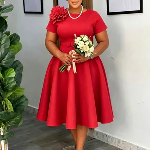 Volledig zicht op de elegante rode plus size jurk met een schouderbloem en wijde zoom