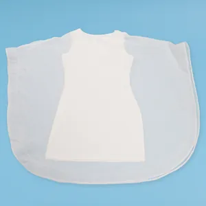 Detalle de un vestido de capa de gasa blanca con una elegante textura de tela transparente
