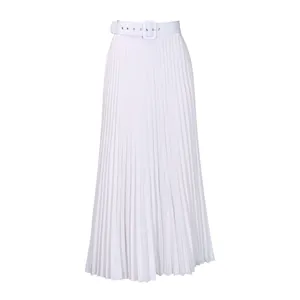 Détail de jupe midi plissée blanche à taille haute avec ceinture assortie.