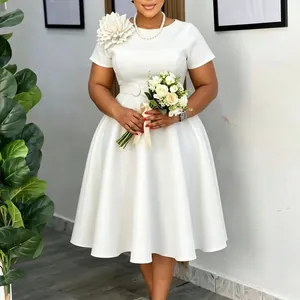 Elegante witte korte mouw A-lijn midi-jurk met decoratieve schouder bloem detail