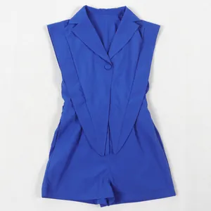 Detailansicht eines königsblauen Overalls mit V-Ausschnitt und asymmetrischem Saum.