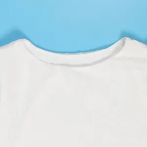 Primer plano detallado del elegante cuello redondo de este vestido de capa de gasa blanca