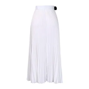 Vue arrière montrant les plis fins et la taille haute de cette élégante jupe midi blanche.