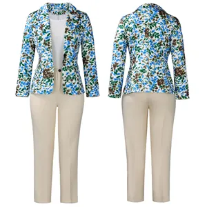 Vista anteriore e posteriore di un completo con blazer a fiori e pantaloni beige