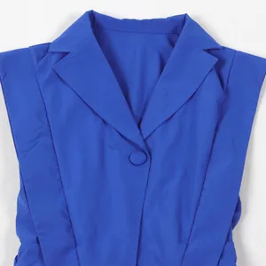 Nahaufnahme des V-Ausschnitt-Revers und des Knopfes an einem blauen lässigen Jumpsuit