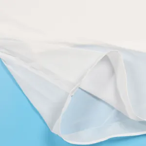 Primer plano del dobladillo de tela de gasa blanca ligera sobre un fondo azul brillante