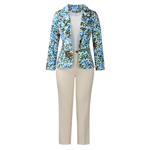 Completo professionale tre pezzi blazer floreale e pantaloni beige su manichino ghost