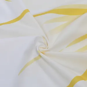 Macro-weergave van zachte witte stof met elegante gele bloemenprint voor damesoverhemd