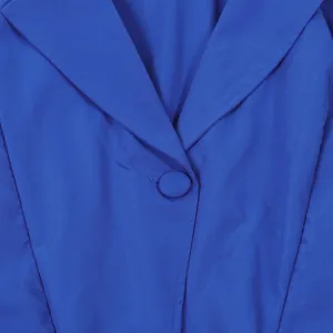 Nahaufnahme eines blauen Jumpsuits mit V-Ausschnitt, Stoffstruktur und Knopfdetails