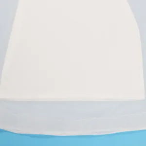 Primer plano del delicato dobladillo de gasa blanca a capas de un vestido elegante y moderno