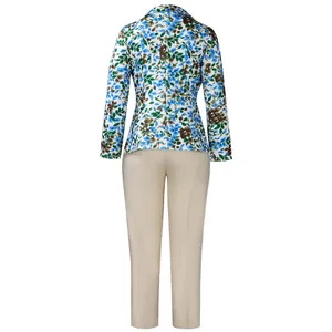 Vista posteriore di un elegante completo con blazer a fiori e pantalone beige set