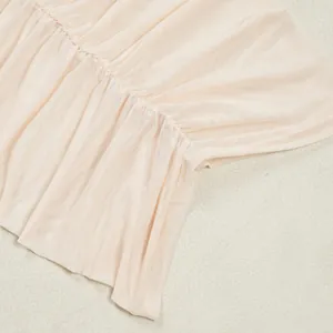 Detailaufnahme von hellrosa Netzstoff mit eleganten plissierten und gerafften Texturen