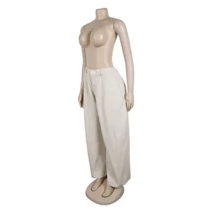 Side view detail of loose-fitting beige trousers for women in a commuting style