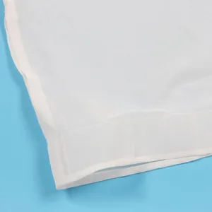 Primer plano macro de las costuritas profesionales y la textura en un dobladillo de gasa