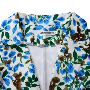 Dettaglio del colletto del blazer a fiori con etichetta Metamorphosis Girl