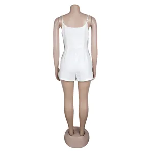 Vue arrière détaillée d'un élégant combishort blanc ajusté à fines bretelles sur mannequin