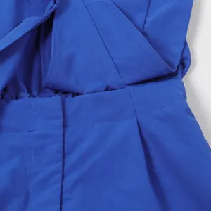 Nahaufnahme der Taillennaht und der hochwertigen Stofftextur des blauen Jumpsuits.