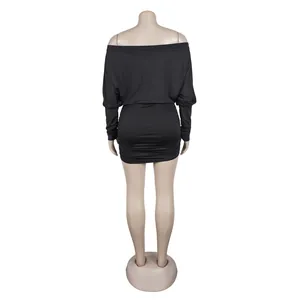 Πίσω όψη κομψού μαύρου εξώμου φορέματος bodycon με σούρες σε μανεκέν
