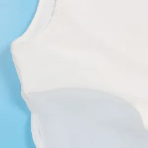 Primer plano del tejido de gasa blanca y las costureas del cuello de un vestido capa elegante.