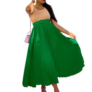 Détail montrant la jupe midi plissée verte avec ceinture assortie et drapé fluide