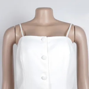 Détail de la combinaison caraco blanche élégante et ajustée avec boutons en tissu