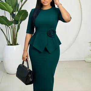 Elegantes dunkelgrünes Bodycon-Kleid mit Schößchen-Taille und 3D-Blumendetail