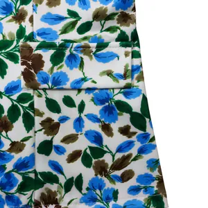 Vista dettagliata di un blazer a fiori che mostra la patta della tasca e il tessuto