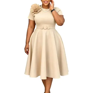 Gedetailleerd overzicht van beige plus-size jurk met bloemen schouder en tailleriem.