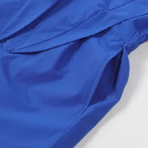 Nahaufnahme der Seitentasche und der glatten Stofftextur am königsblauen Jumpsuit mit V-Ausschnitt
