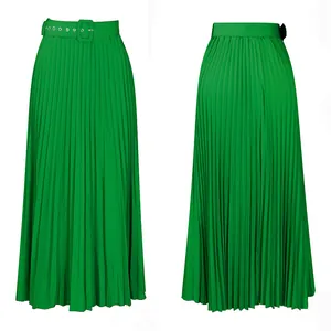 Vues détaillées de face et de dos d'une jupe plissée verte à taille haute avec ceinture.