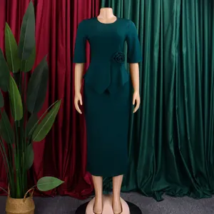 Elegantes smaragdgrünes Schößchenkleid mit detaillierter 3D-Blume und Rüschentaille