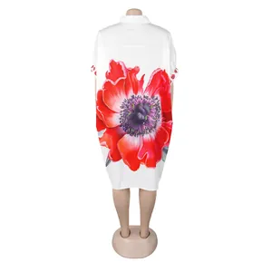 Achteraanzicht van een witte hemdjurk met grote rode bloemprint en asymmetrische zoom.