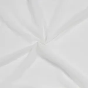 Vista macro de tela de gasa blanca ligera con textura suave y pliegues en espiral