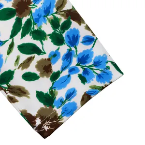 Dettaglio ravvicinato della manica della giacca a fiori blu con cuciture fini