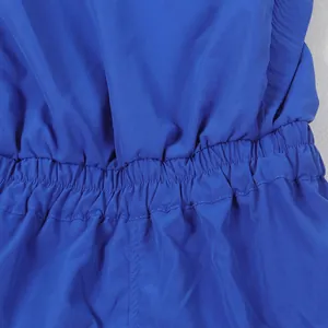 Detailansicht des elastischen Bundes am königsblauen, schmal geschnittenen Jumpsuit.
