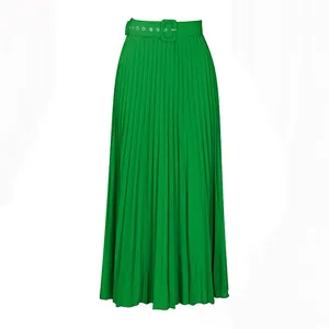 Vue détaillée de la jupe midi plissée vert vif à taille haute avec boucle de ceinture assortie.