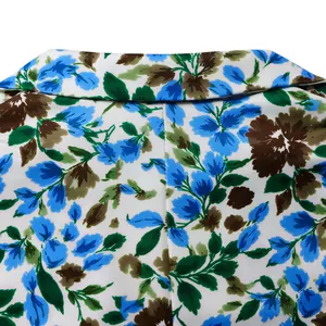 Macro dettaglio del colletto di un blazer bianco a fiori con trama fine del tessuto