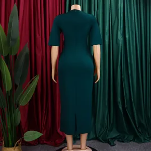 Detaillierte Rückansicht eines eleganten dunkelgrünen Bodycon-Midikleides an einem Mannequin