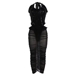 Detailansicht eines sexy schwarzen Neckholder-Partykleides mit Pailletten und Netzrock