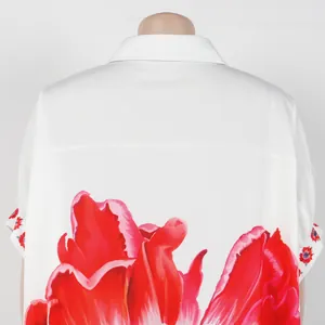 Gedetailleerd achteraanzicht van een wit overhemd met grote rode bloemenprint en kraag