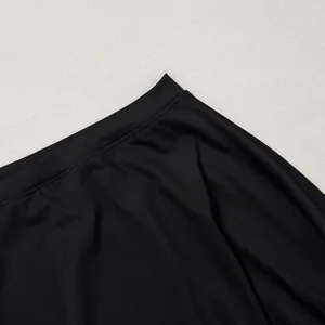 Λεπτομερής άποψη της μέσης ενός κομψού μαύρου εφαρμοστού φορέματος με υφή υφάσματος.