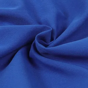 Detailaufnahme der hochwertigen marineblauen Stoffstruktur dieses schicken Jumpsuits