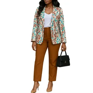 Dettaglio del completo blazer stampato slim-fit e pantaloni marroni eleganti per donna