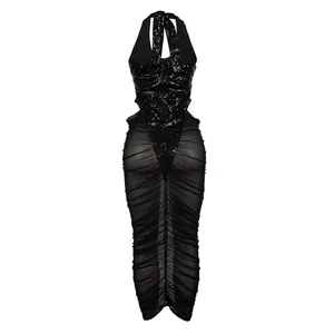 Rückansicht eines schwarzen Pailletten-Neckholder-Kleides mit gerafftem Netzrock