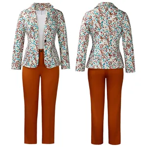 Vista frontale e posteriore di un completo due pezzi con blazer e pantaloni arancioni