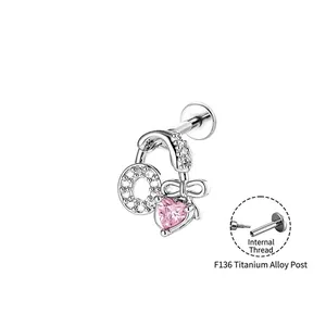 Piercing cartilagine cuffie cuore in titanio F136 con pietra rosa