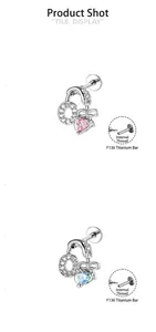 Dettaglio del perno orecchio in titanio F136 con design a fiocco cuffie e gemma a cuore
