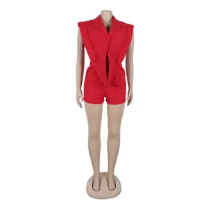 Detailansicht eines roten Slim-Fit-V-Ausschnitt-Rompers mit einzigartigem unregelmäßigem Saum